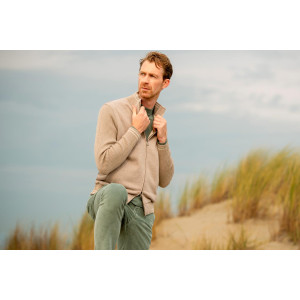 A relaxed autumn look combining comfort and style